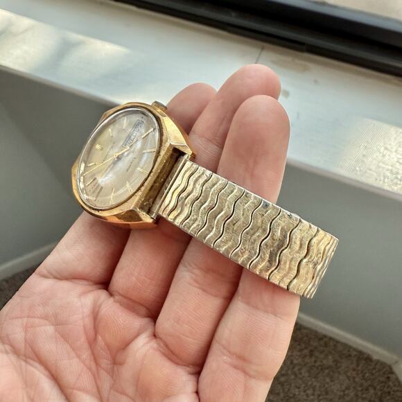 Vintage Montique Quartz Swiss Made Watch Gold Tone Day Date Stretch Band - Picture 7 of 8